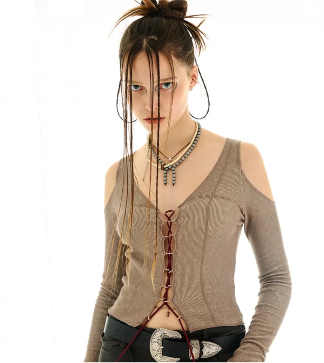 아웃엑소 Gigi shoulder open top beige 상품이미지1