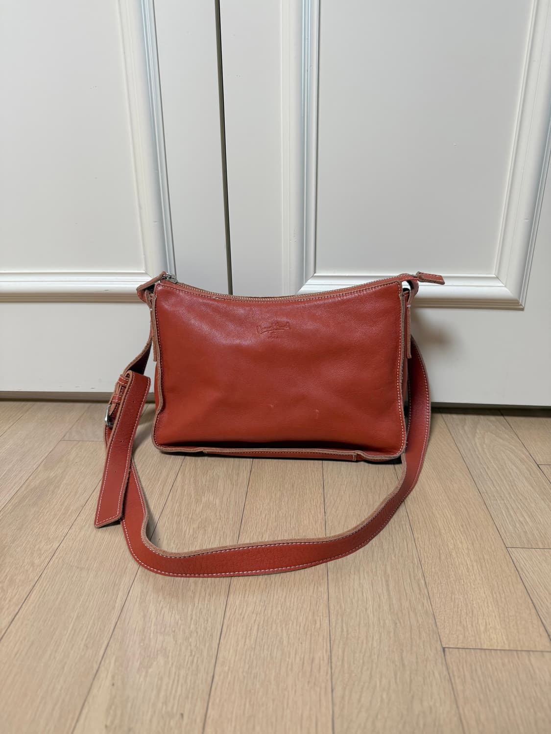 마가렛호웰 아이디어 소가죽 크로스백 상품이미지1