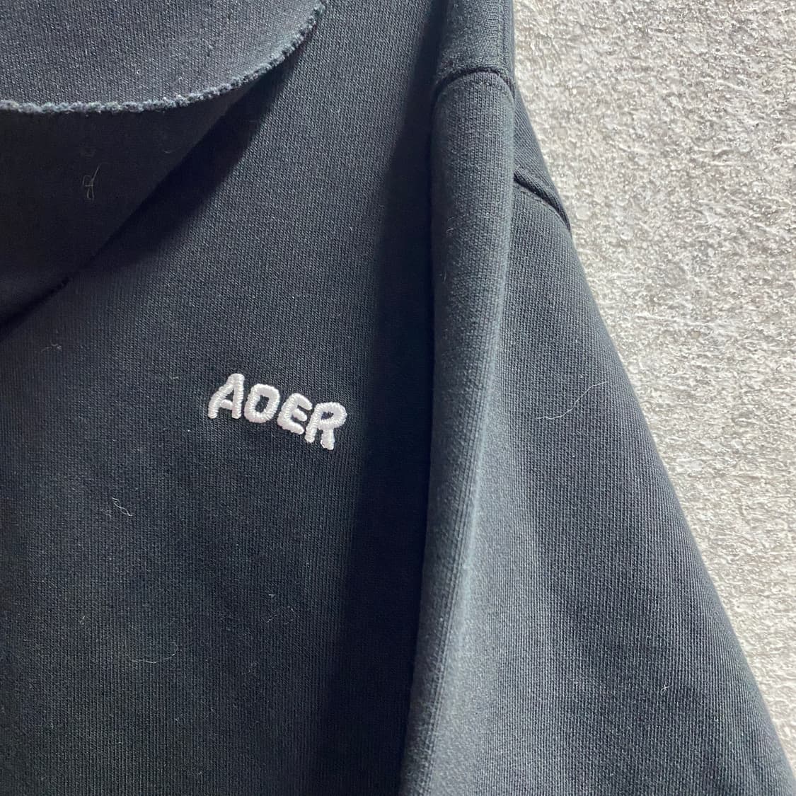 아더에러 스몰로고 컷오프 블랙 맨투맨 B3821 상품이미지4