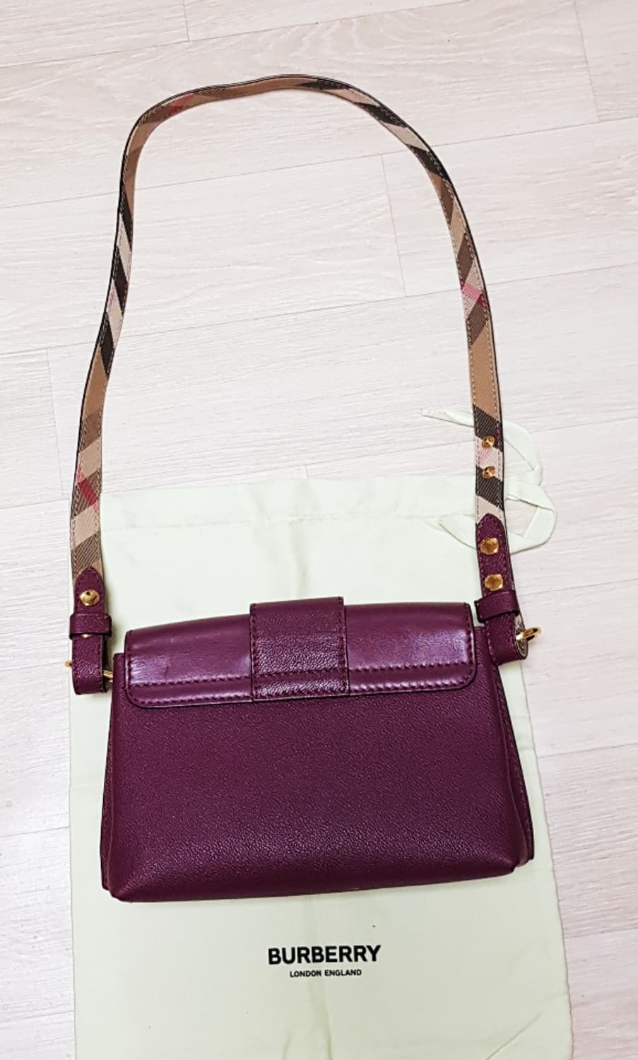 매장구입 버버리  크로스백  정품  상품이미지3