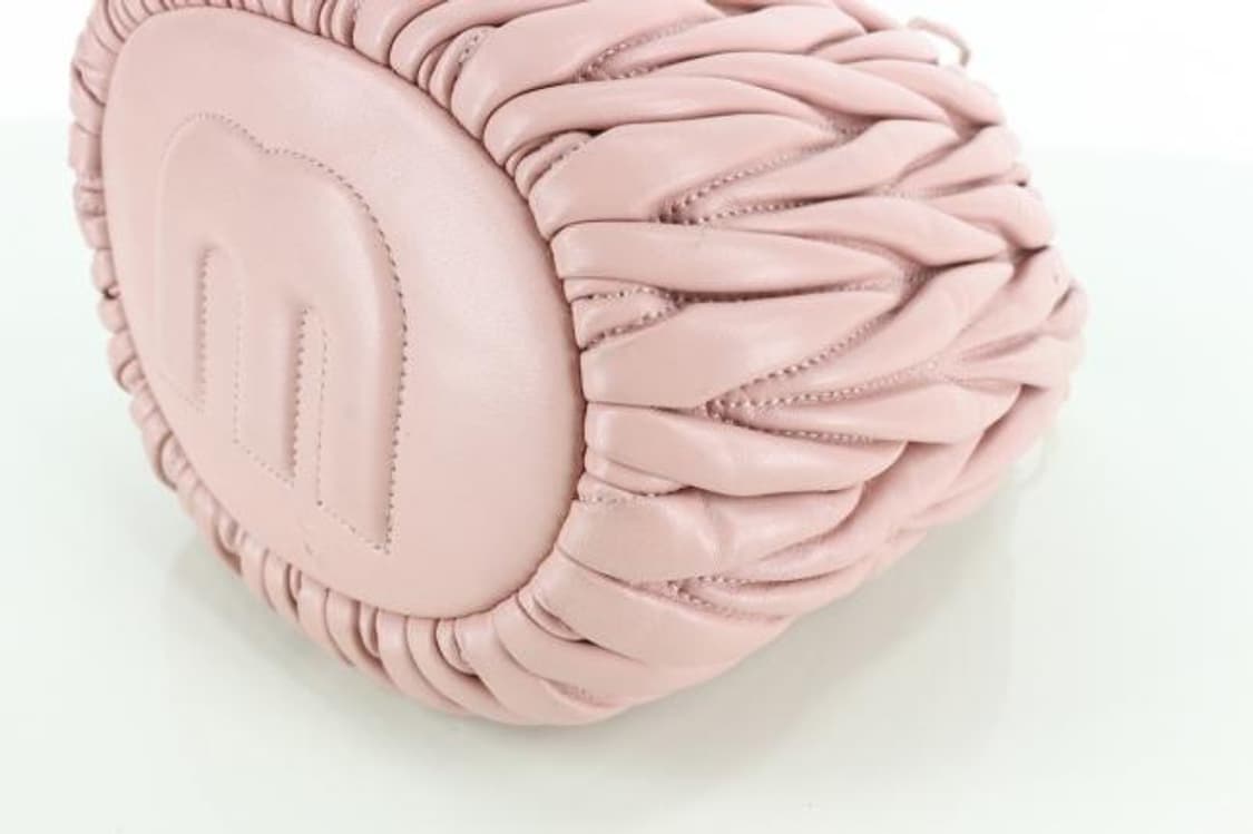 miumiu matelasse버킷백 상품이미지5