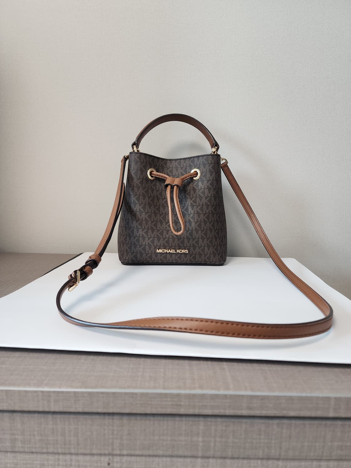 마이클코어스 MK로고 미니 버킷백  상품이미지1