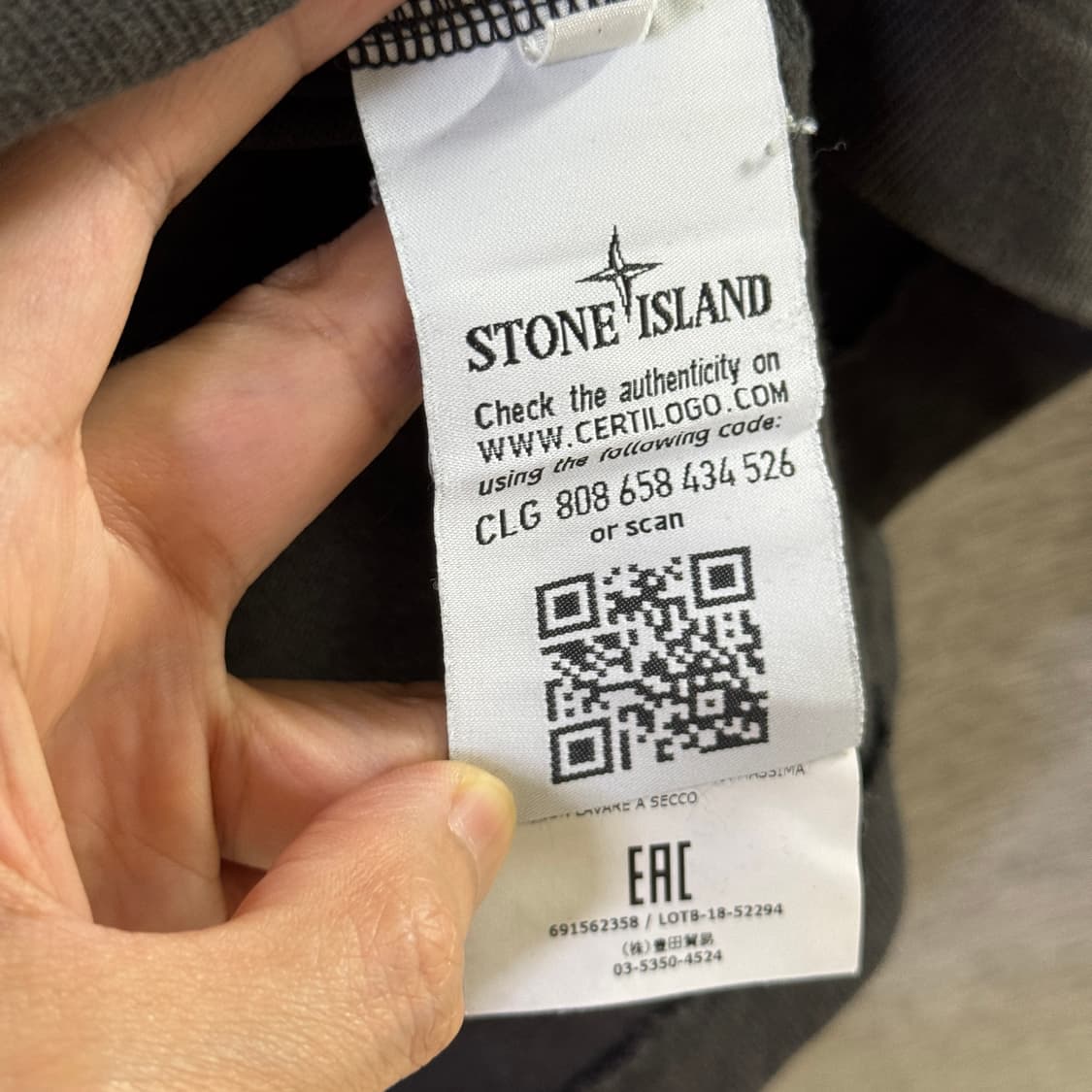 [L] 스톤아일랜드 와펜 패치 맨투맨 차콜 상품이미지6