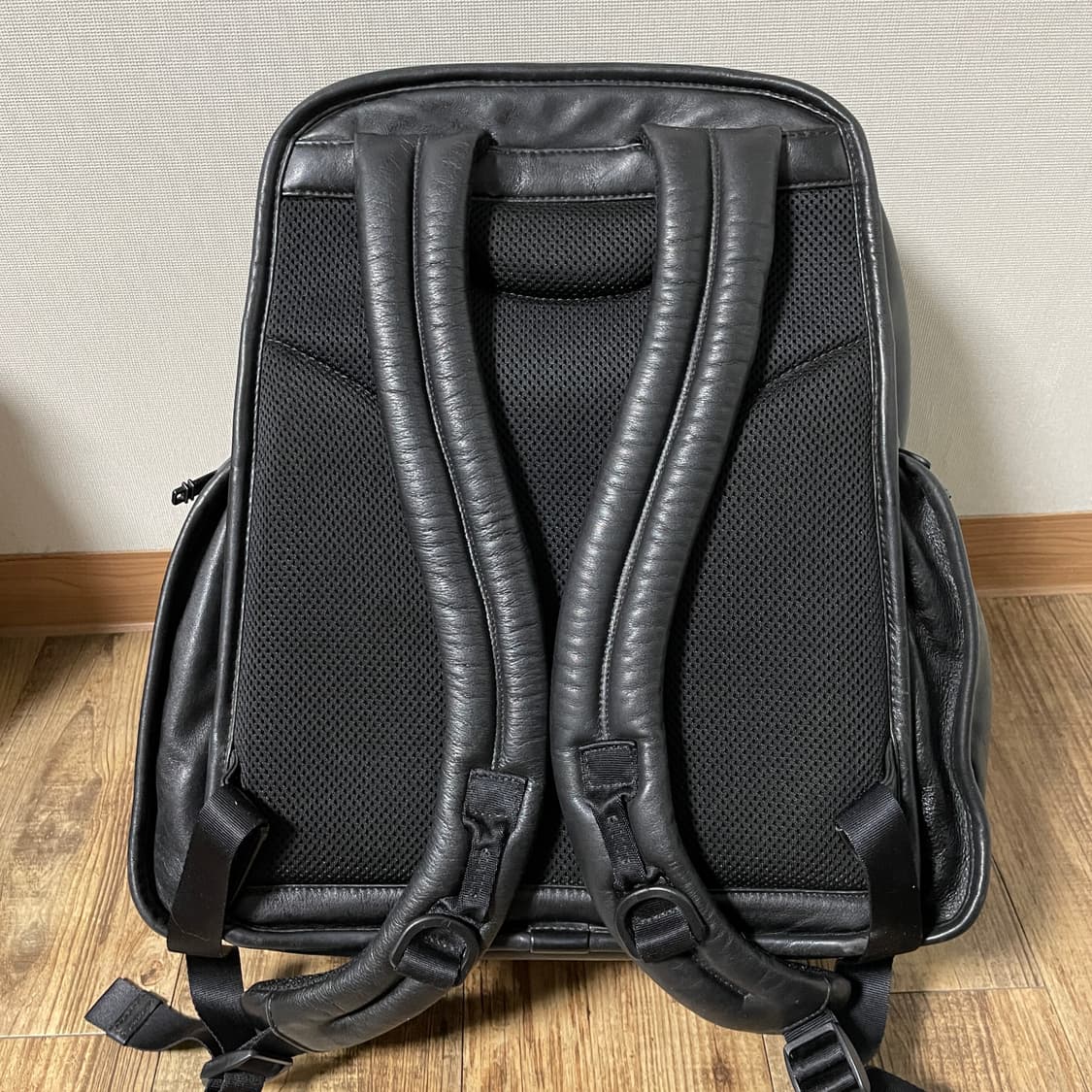 투미 알파 컴팩트 레더백팩 상품이미지2