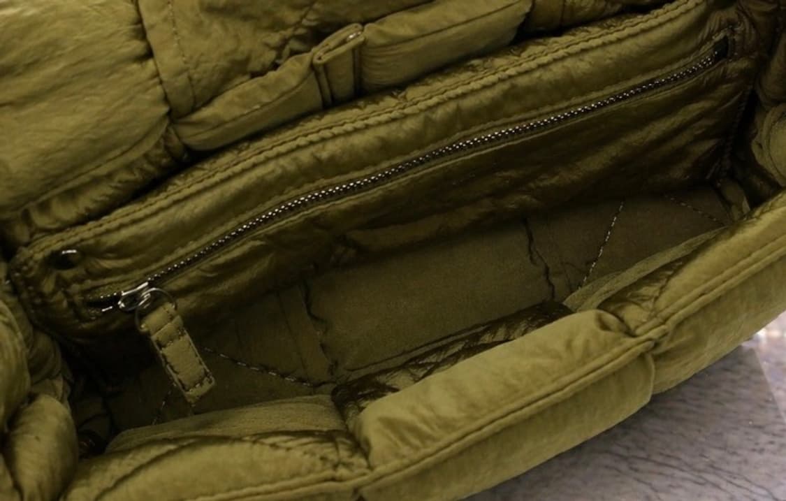 [A급] 보테가베네타 패디드 테크 카세트백 판매합니다!!! 상품이미지4