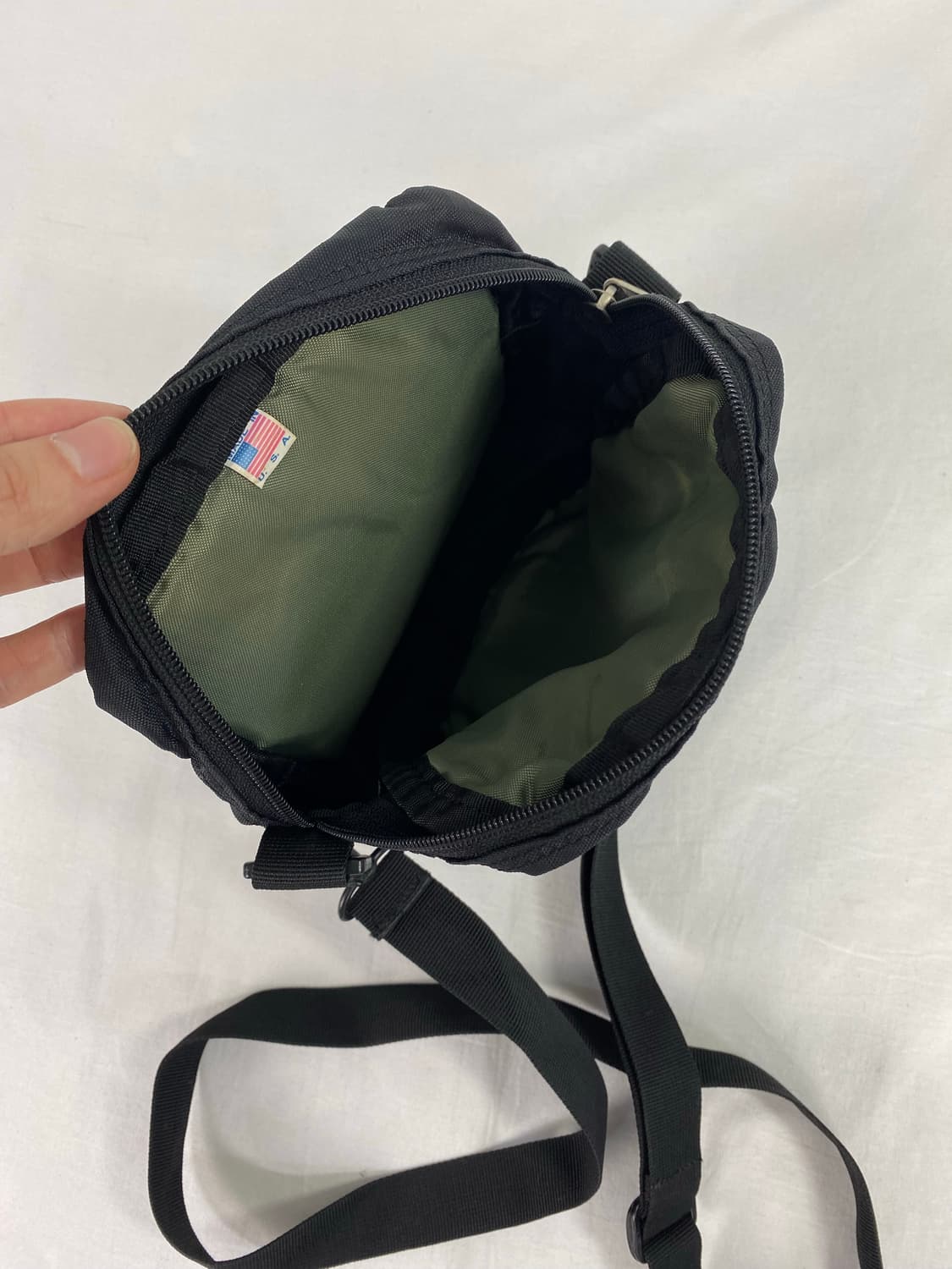 그레고리 구형로고 블랙 포켓 크로스백 상품이미지3