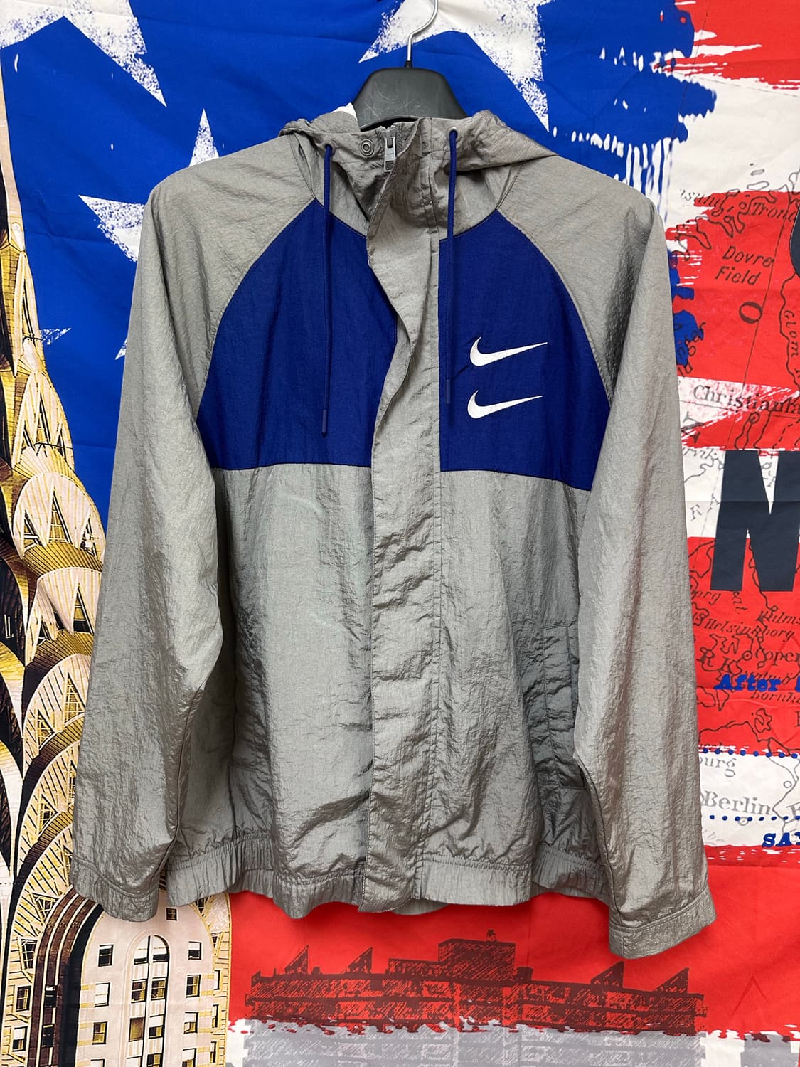 s급 나이키 스우시 실버 나일론 오버핏바람막이L100 상품이미지1