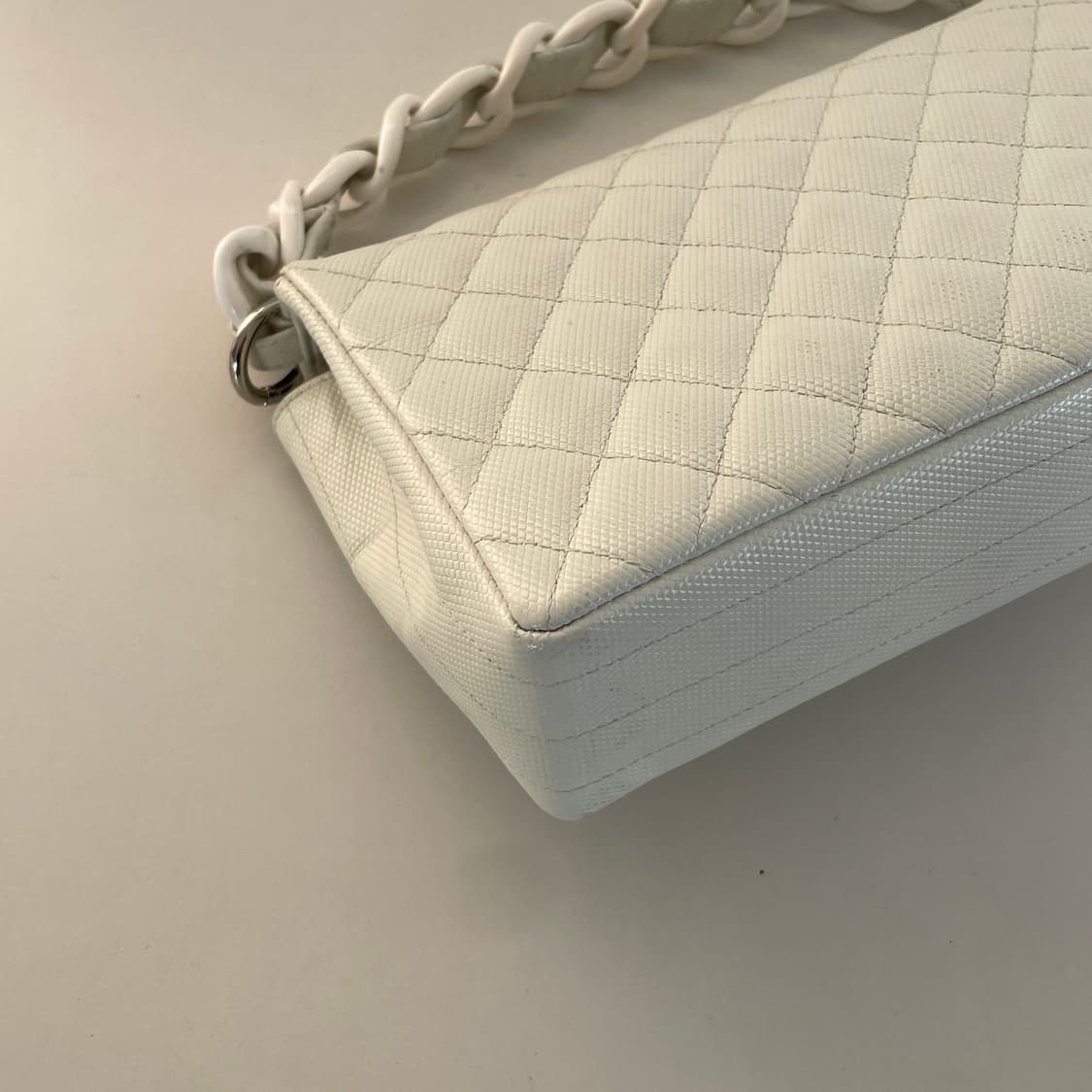샤넬 클래식 화이트 페이던트 캐비어 코코 마크 플라스틱 볼드 체인플랩백 상품이미지6