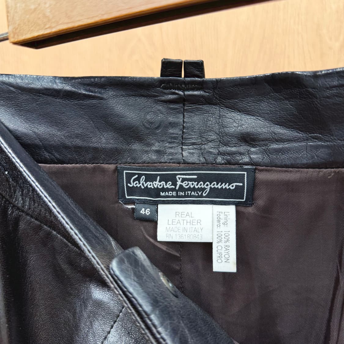 살바토레 페라가모 레더 미디 스커트 사이드 포켓 백 슬릿 디테일 블랙 상품이미지6