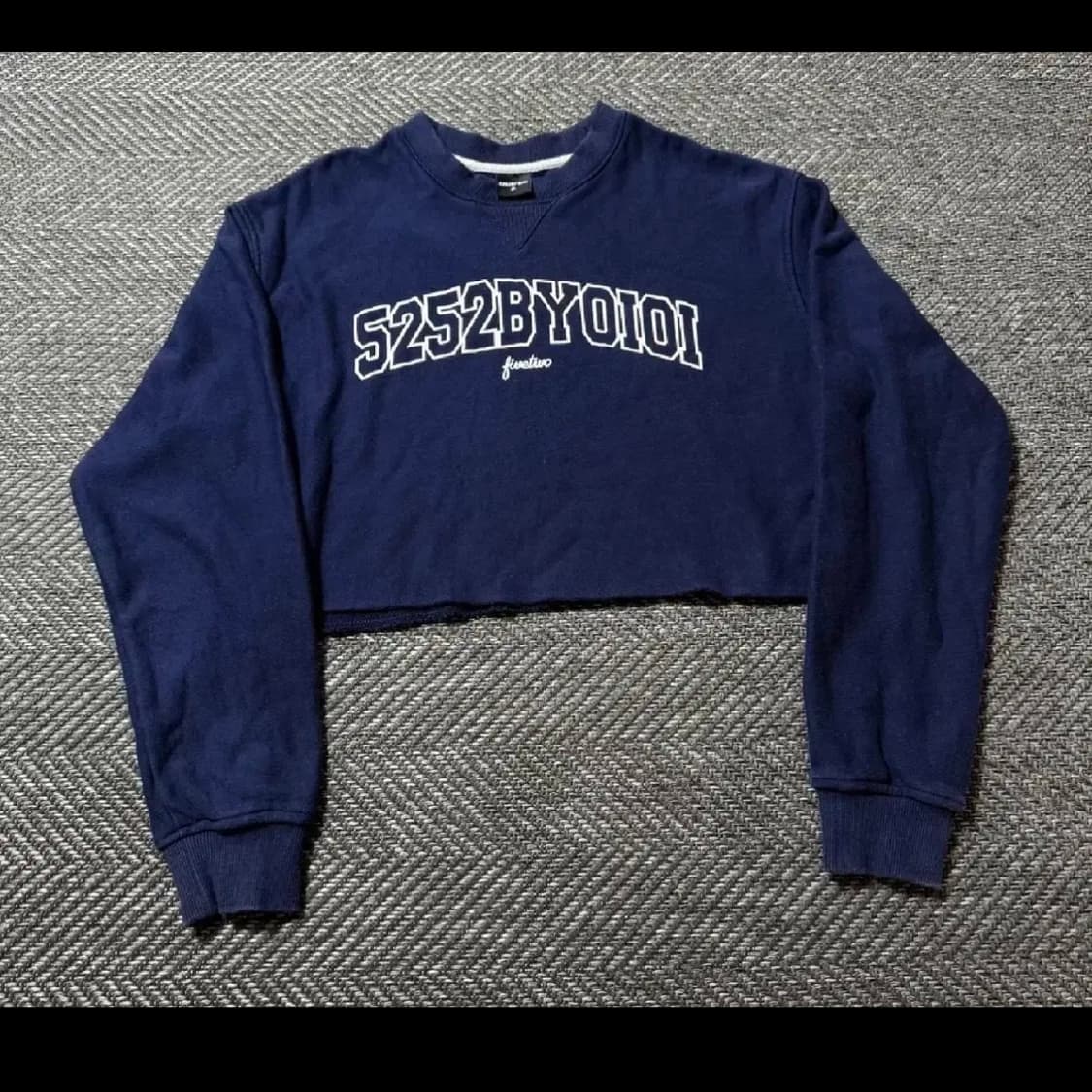 5252 바이오아이오아이 크롭 맨투맨 네이비 Os 상품이미지1