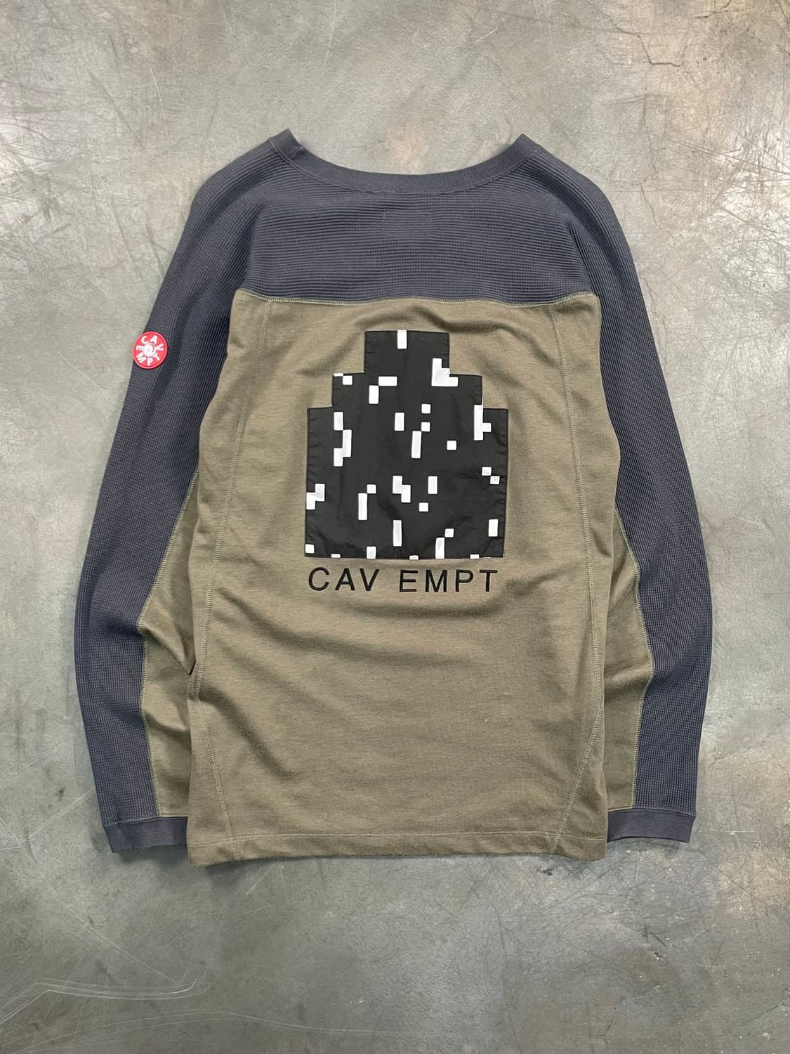 카브엠트 투톤 픽셀 그래픽 와플 롱 슬리브 상품이미지1