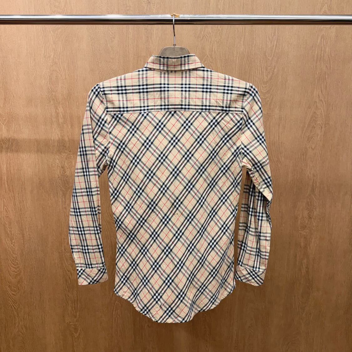 버버리 런던 코튼 셔츠 노바 체크 패턴 로고 자수 디테일 슬림핏 베이지 상품이미지3