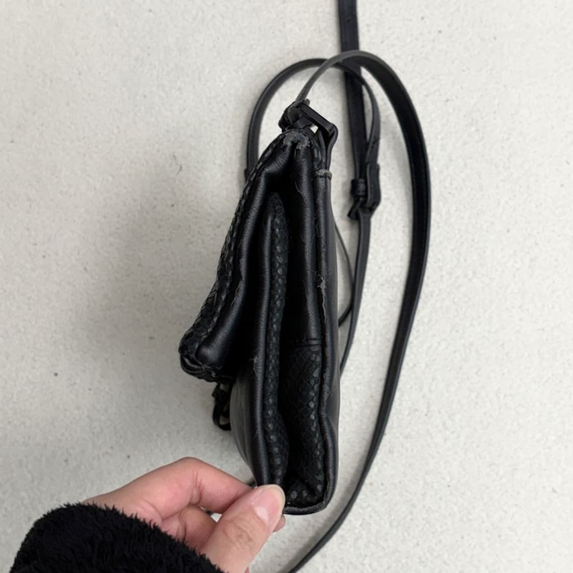 CALVIN KLEIN 뱀피 패턴 클러치 앤 크로스백 상품이미지4