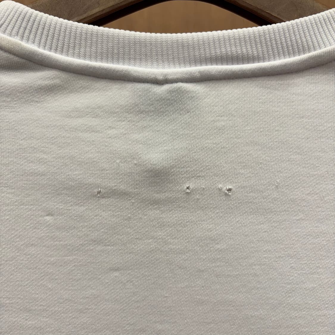 아르마니 익스체인지 맨투맨 시그니처 로고 자수 하이 로우 디테일 화이트 상품이미지7