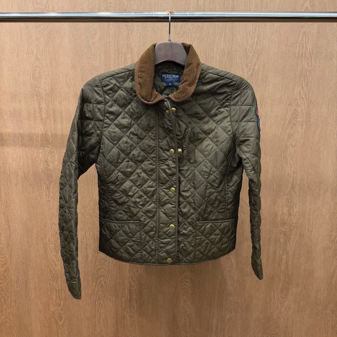 폴로 진스 컴퍼니 퀄팅 자켓 코듀로이 카라 배색 로고 패치 디테일 브라운 상품이미지2