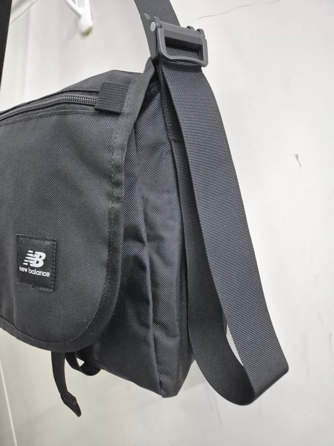 뉴발란스 블랙 메신저백 상품이미지2