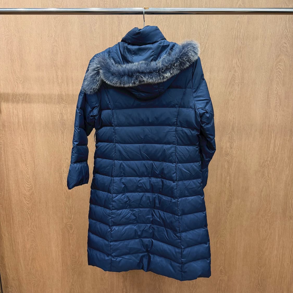 발망 다운 롱 패딩 코트 후드 퍼 트리밍 중앙 셔링 디테일 딥 네이비 상품이미지3