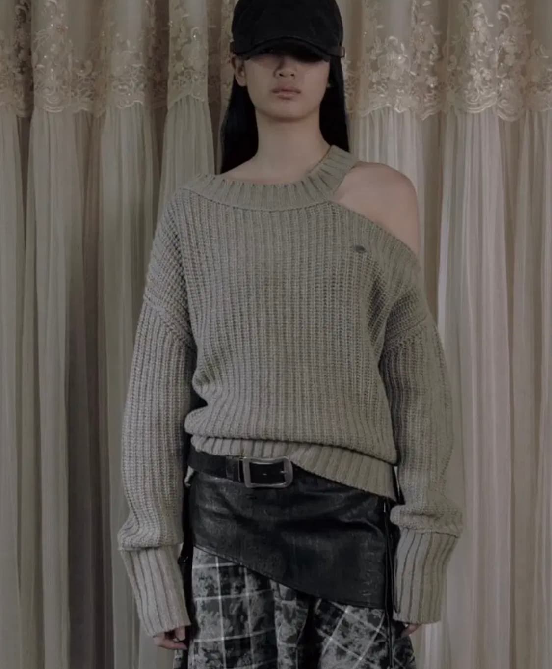 보헤미안서울 보헴서 넥 컷아웃 니트 우드 상품이미지1