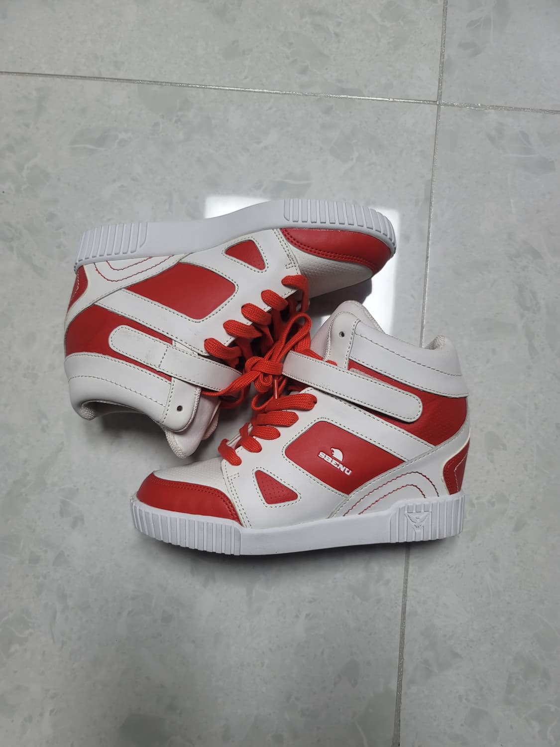 스베누 스니커즈 240사이즈 새제품 단품
 상품이미지1