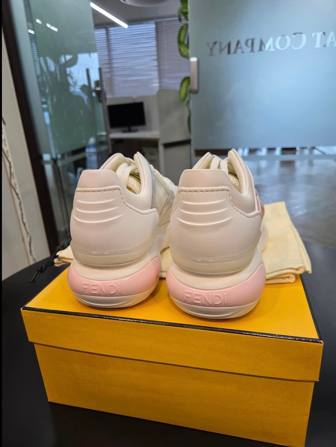 [새상품] 펜디 FF로고 스니커즈 상품이미지4