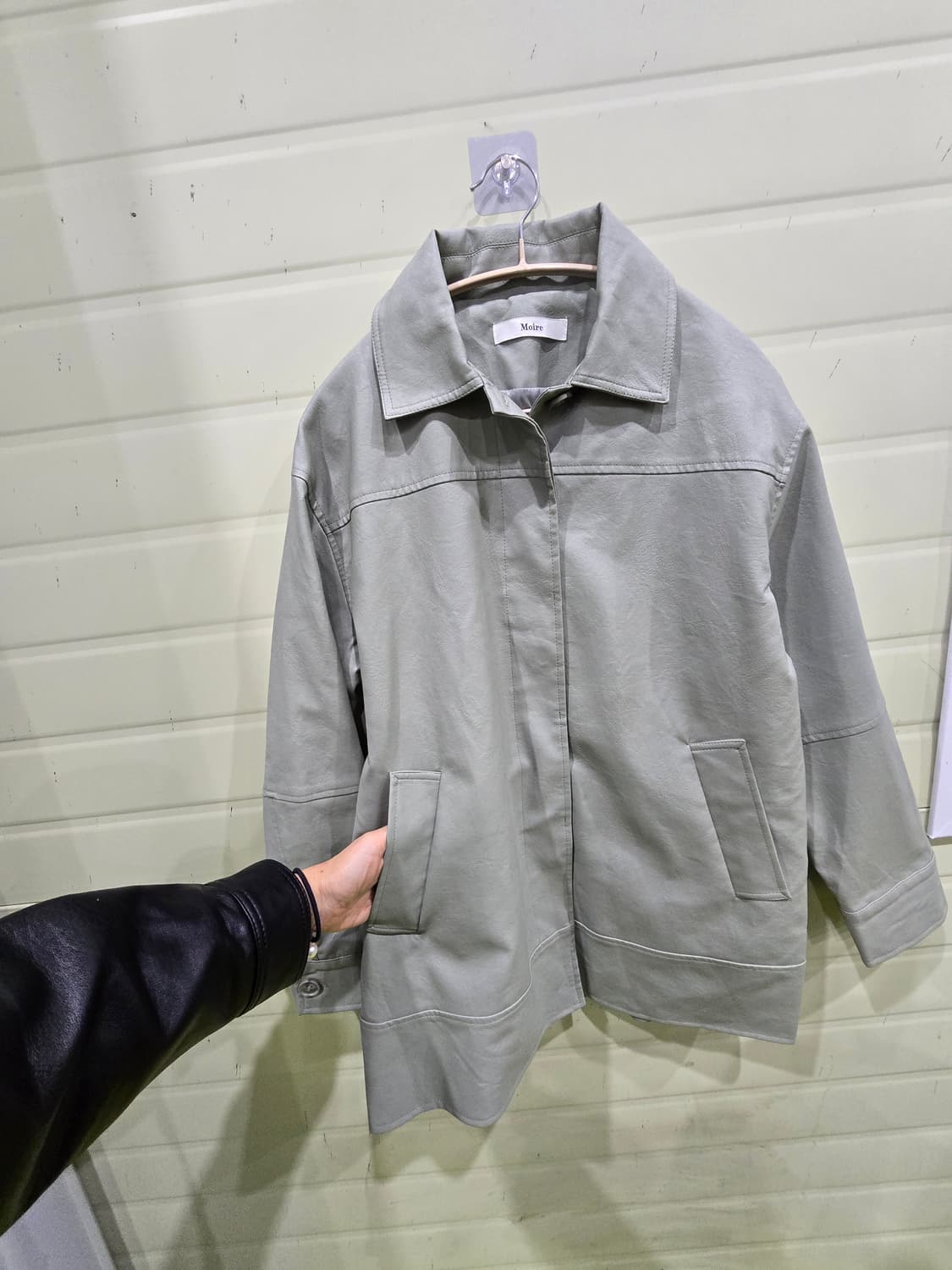 미니멀한 무드의 Moire 여성 가죽 자켓 상품이미지8