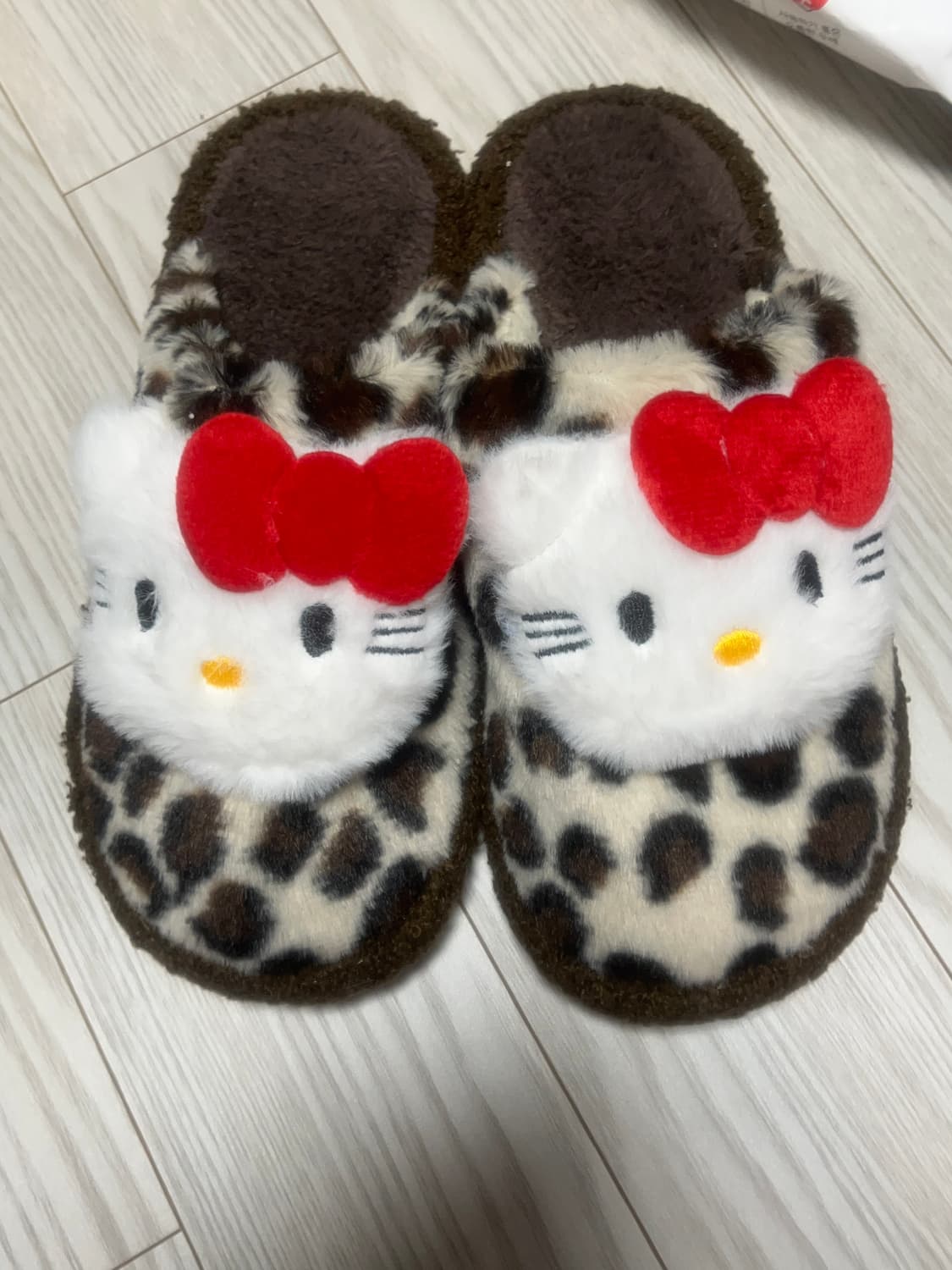 미사용 호피 헬로키티 털 실내화 상품이미지1