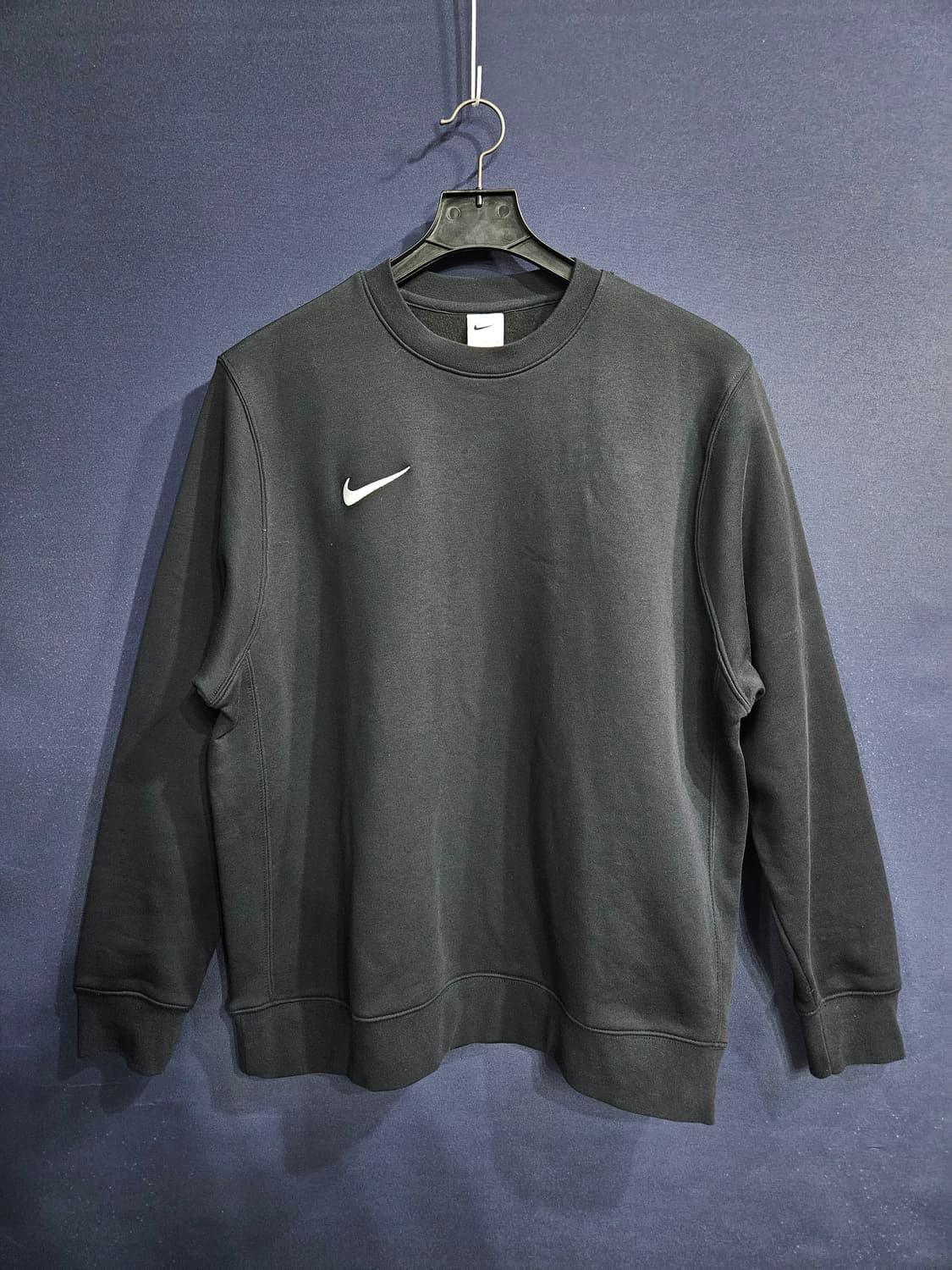 나이키 자수 블랙컬러 남성 105 기모 맨투맨  상품이미지1