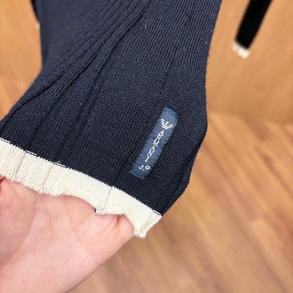 아르마니 진스 라운드넥 긴팔 니트 배색 시보리 마감 디테일 블랙 상품이미지6