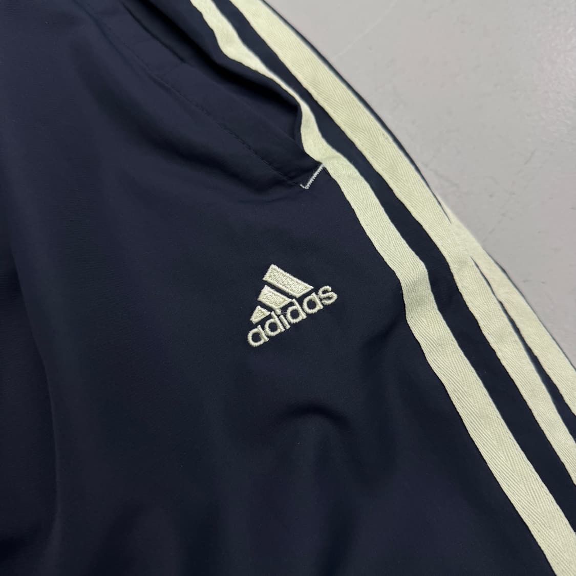 아디다스 00s 삼선 올드스쿨 와이드 바람막이 트랙팬츠 상품이미지3