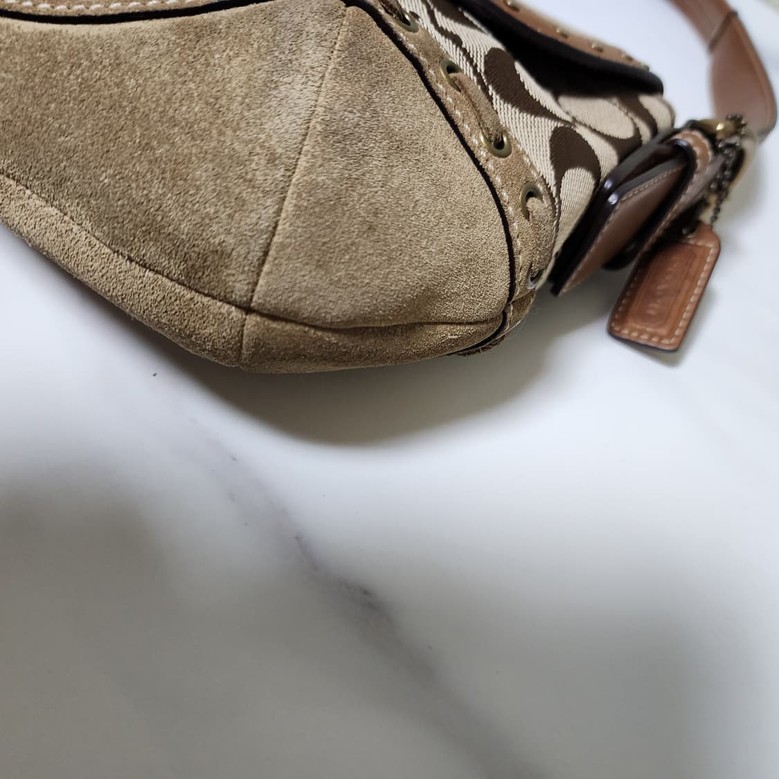 코치 스웨이드 버클 숄더백 상품이미지10