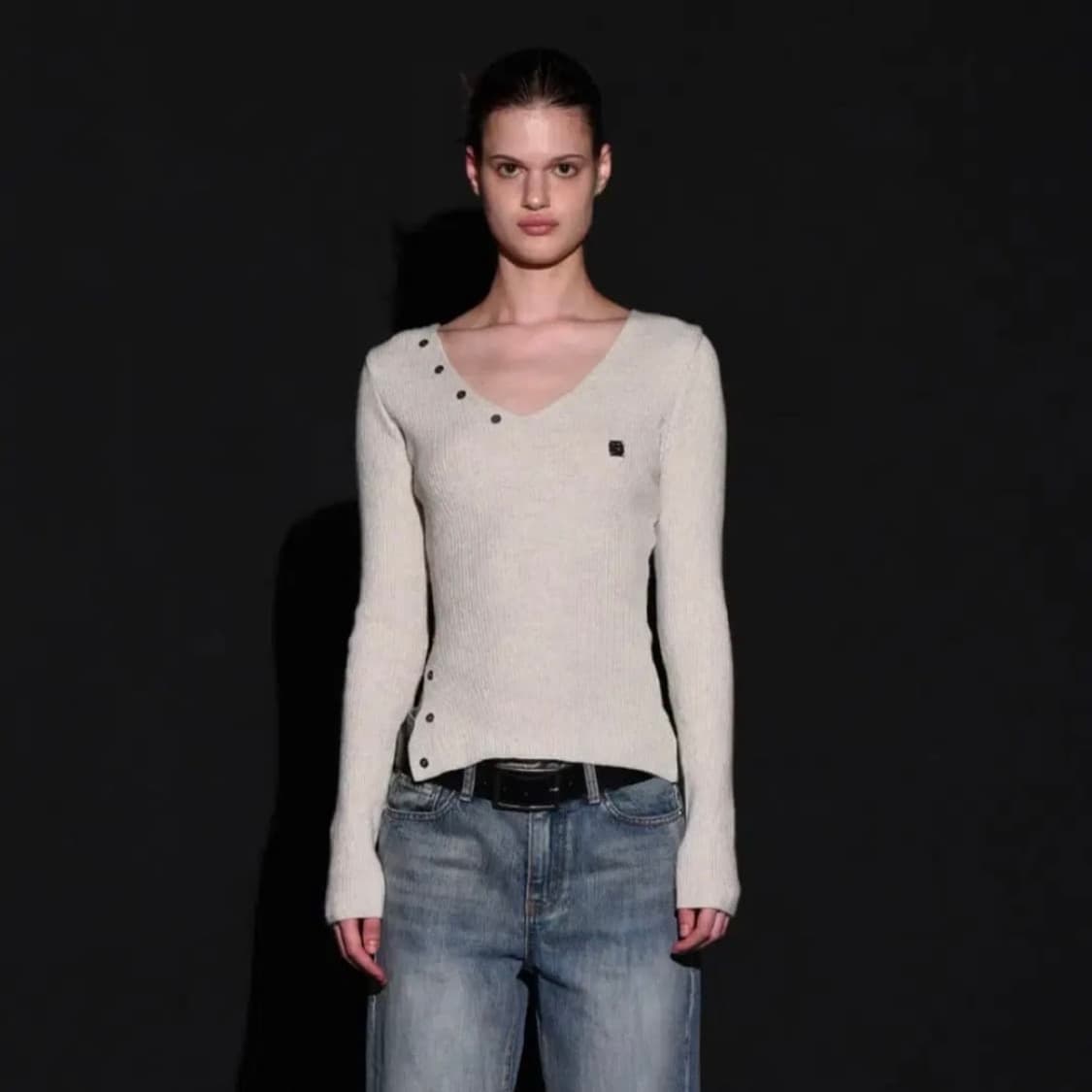 보헤미안서울 버튼 브이넥 슬릿 니트 오트밀 상품이미지2