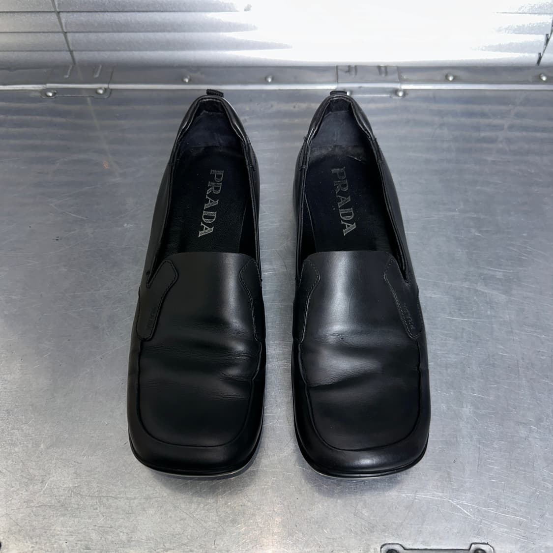 (레어) 00s 블랙 프라다 스포츠 스퀘어 토 가죽 로퍼 상품이미지4