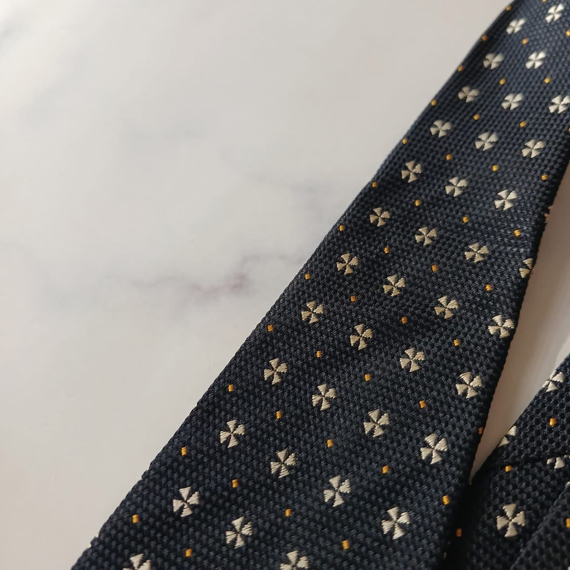 아쿠아스큐텀 실크 네이비 패턴 넥타이 9.6cm A~B등급 E720
 상품이미지7