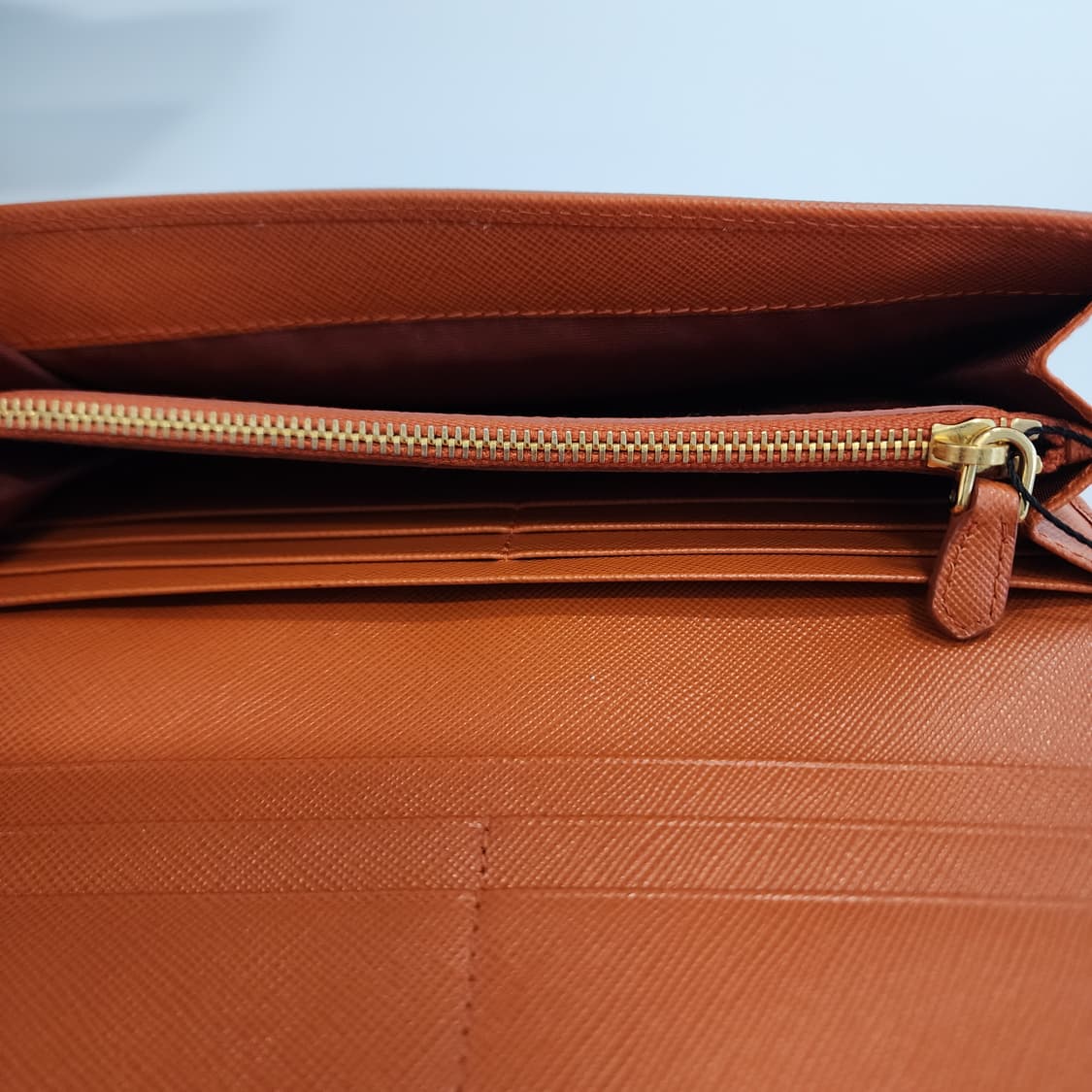 상태최상 프라다 메탈 로고 사피아노 장지갑 다크오렌지 상품이미지7