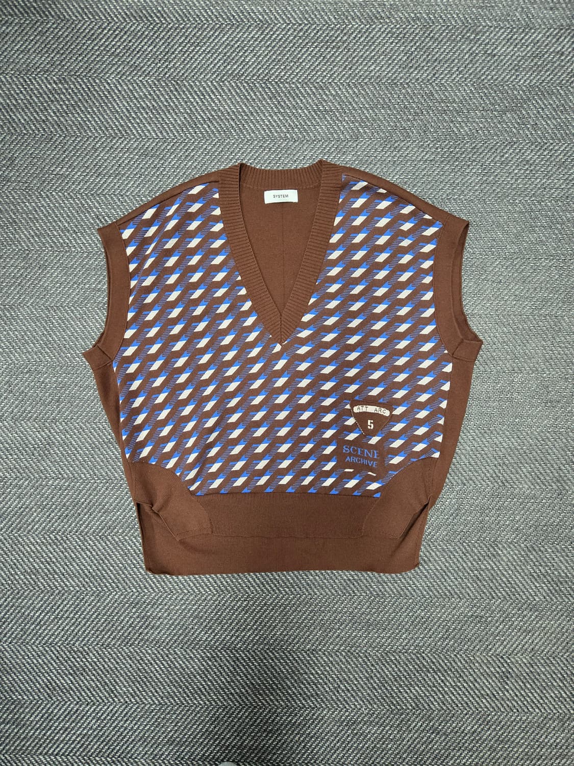 한섬 시스템 22ssSYSTEM 브랜드의 브라운 컬러 패턴 니트 베스트 상품이미지1