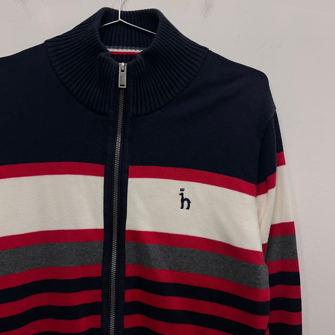 헤지스 스트라이프 배색 투웨이 하이넥 니트집업 상품이미지1