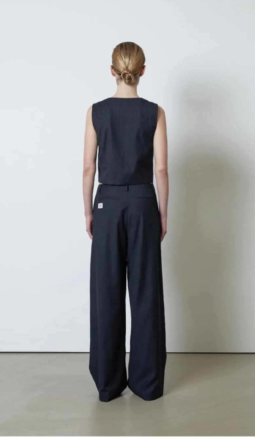 쓰리투에이티 pintuck wide slacks navy 상품이미지4