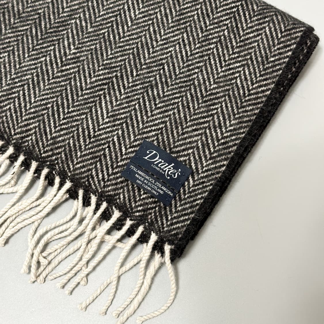 [Drakes] 드레익스 헤링본 머플러(차콜) 상품이미지3