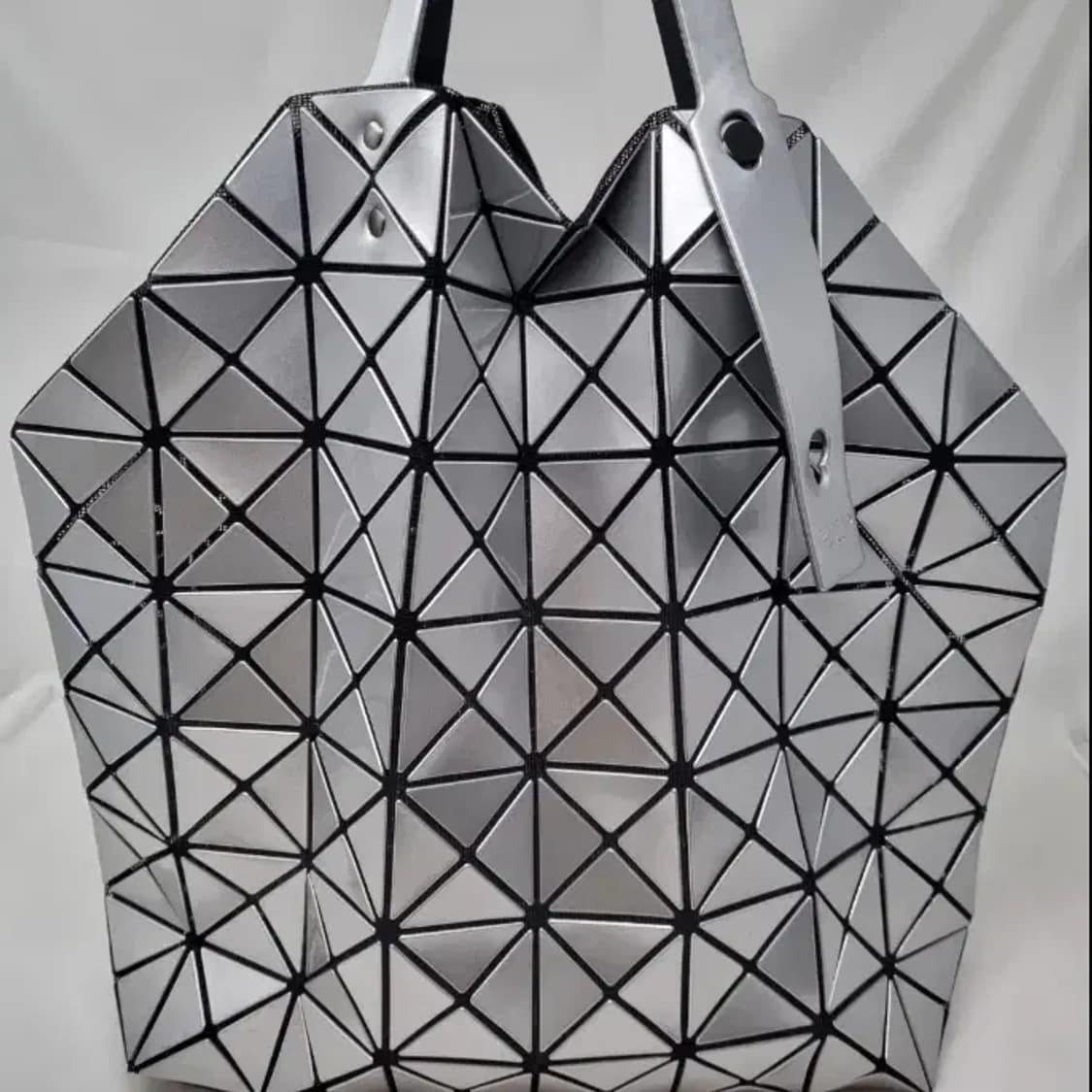 정품 바오바오 이세이미야케 루센트 실버 토트백 상품이미지4