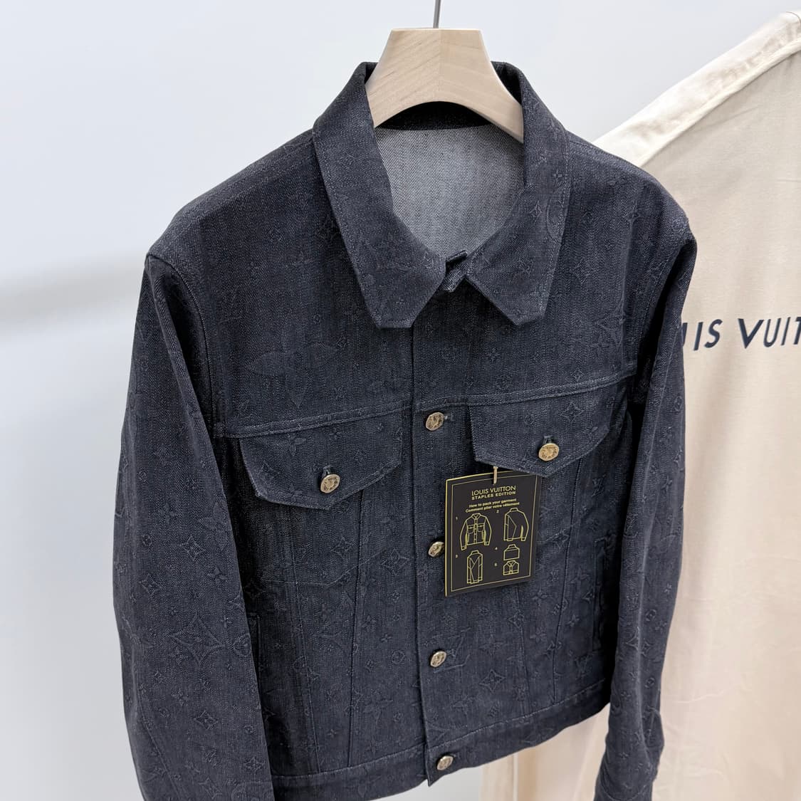 [S+급/46] 루이비통 모노그램 DNA 데님 자켓 블랙 상품이미지2