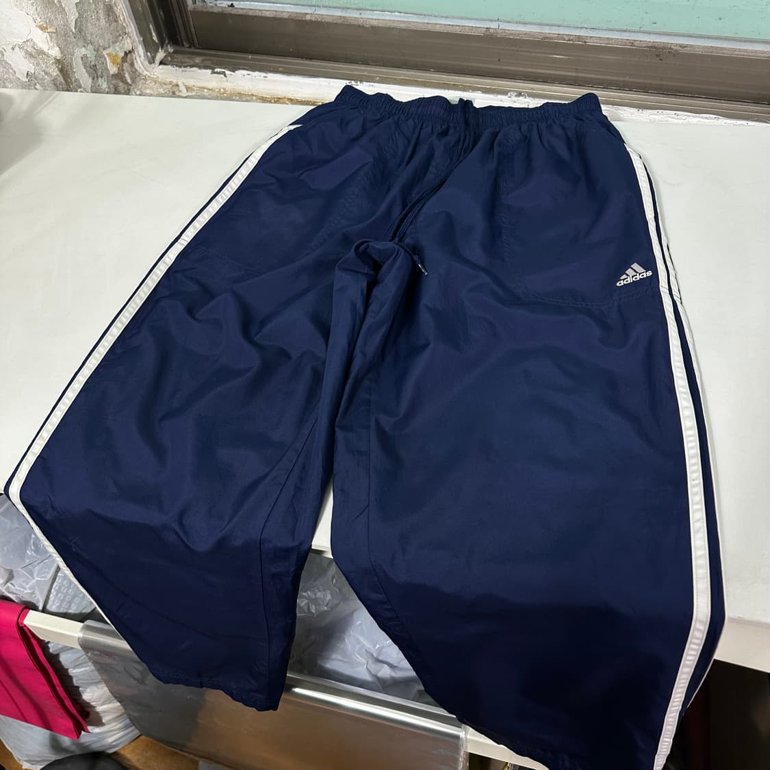 M 아디다스 네이비 삼선스트라이프 기본로고 바막재질 트랙팬츠 상품이미지4