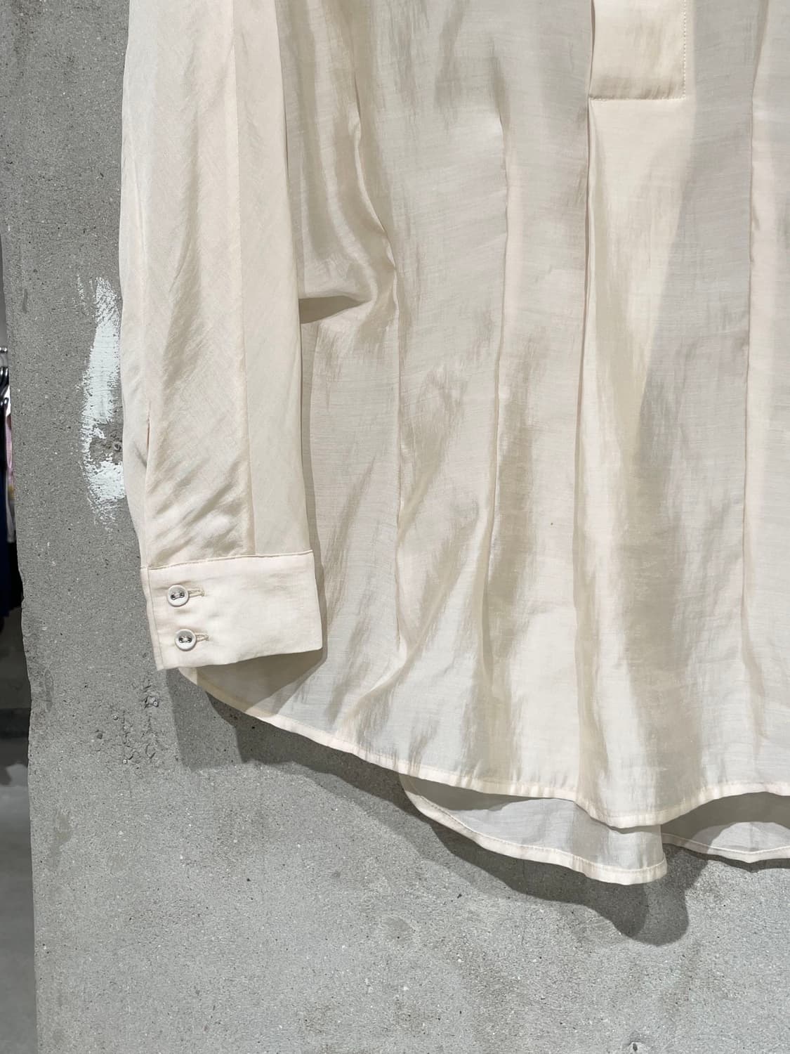 드리스 반 노튼 라이트 베이지 하프 버튼 커브 슬리브 텐셀 블라우스 상품이미지4