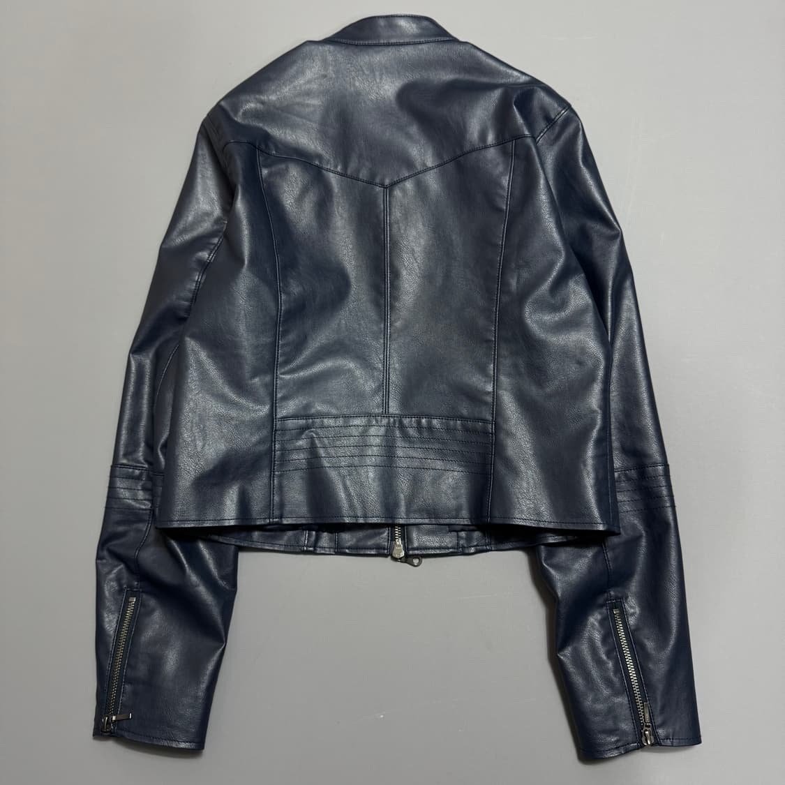 Oriens by 저널스탠다드 다크블루컬러 비건 레더 쇼트 라이더스 자켓 상품이미지6