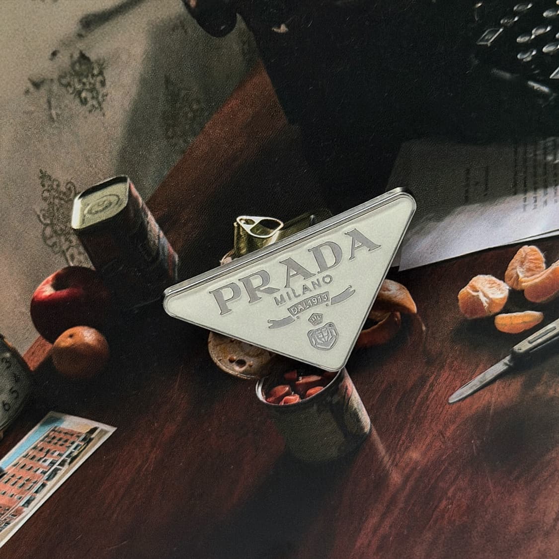 프라다 트라이앵글 메탈 브로치 상품이미지2