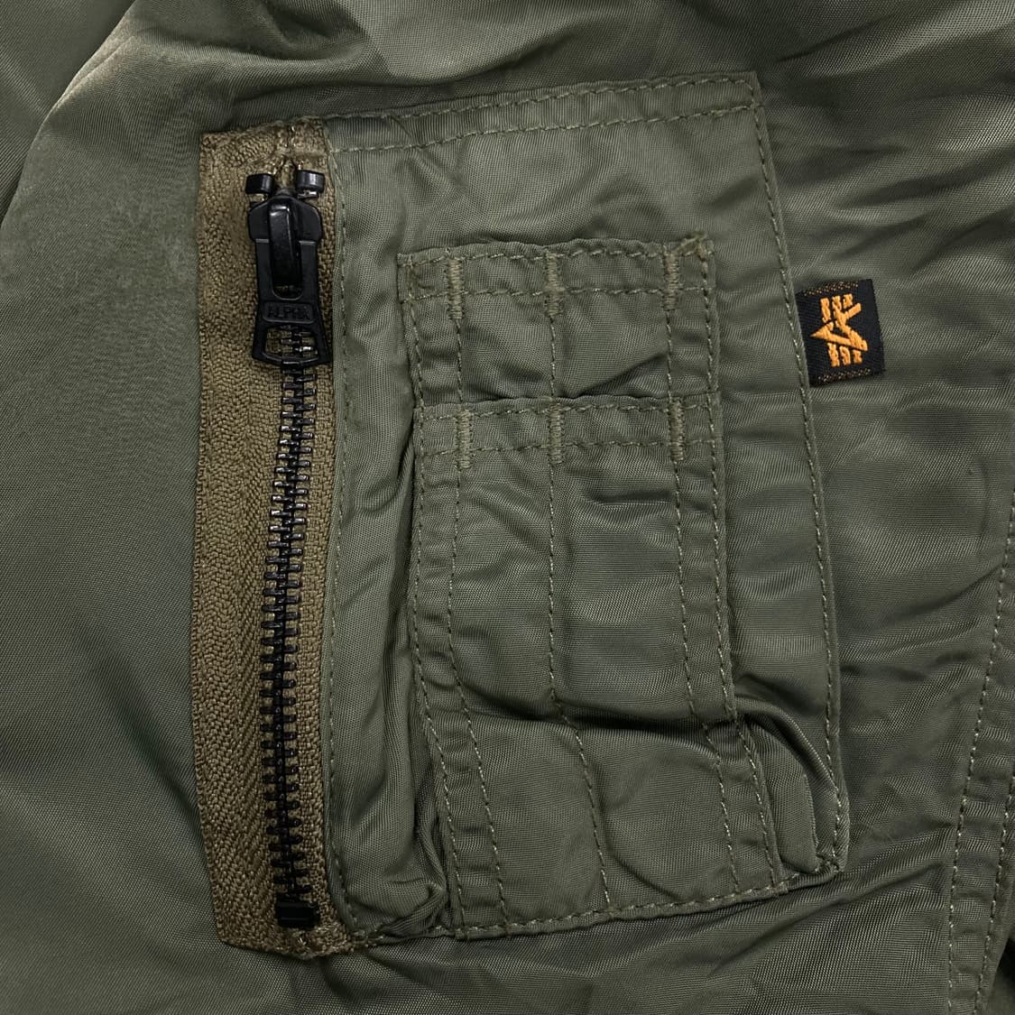 알파 인더스트리 카키 컬러 패치 로고 MA-1 항공 점퍼 상품이미지2