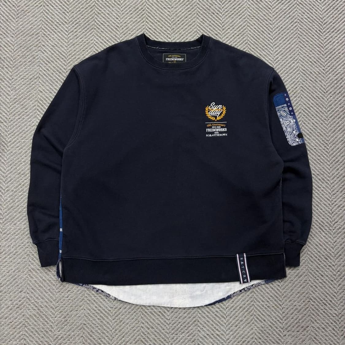 프리즘웍스 로맨틱크라운 페이즐리 맨투맨 v2632 상품이미지1