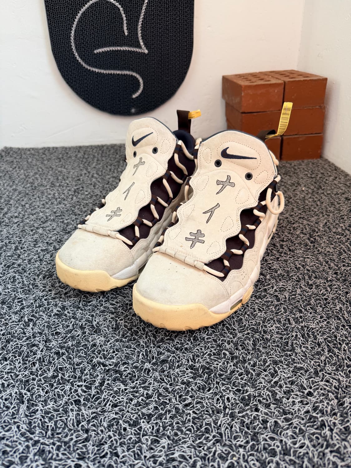 나이키 에어 모어 머니(Nike Air More Money)  상품이미지1