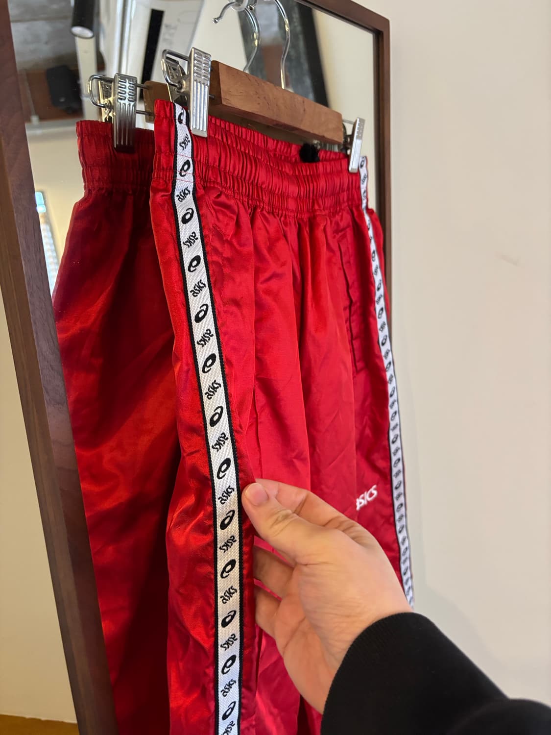 아식스 레드 트랙 바지 상품이미지3