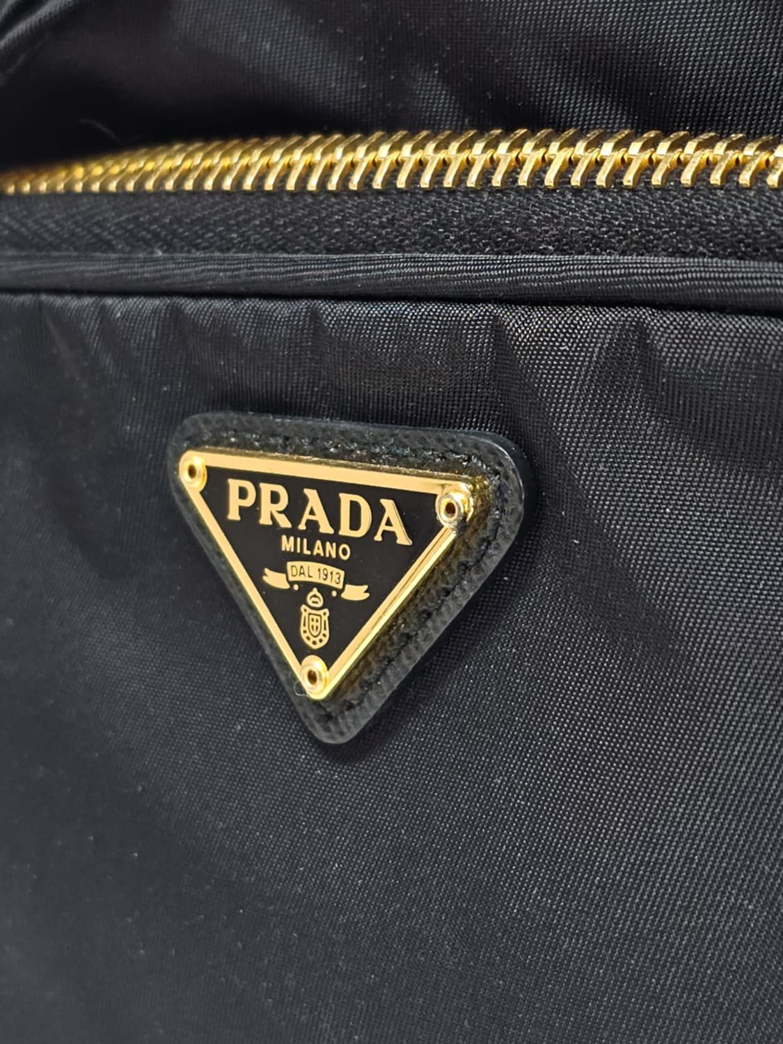 프라다 삼각로고 리나일론 버킷백 블랙 상품이미지5