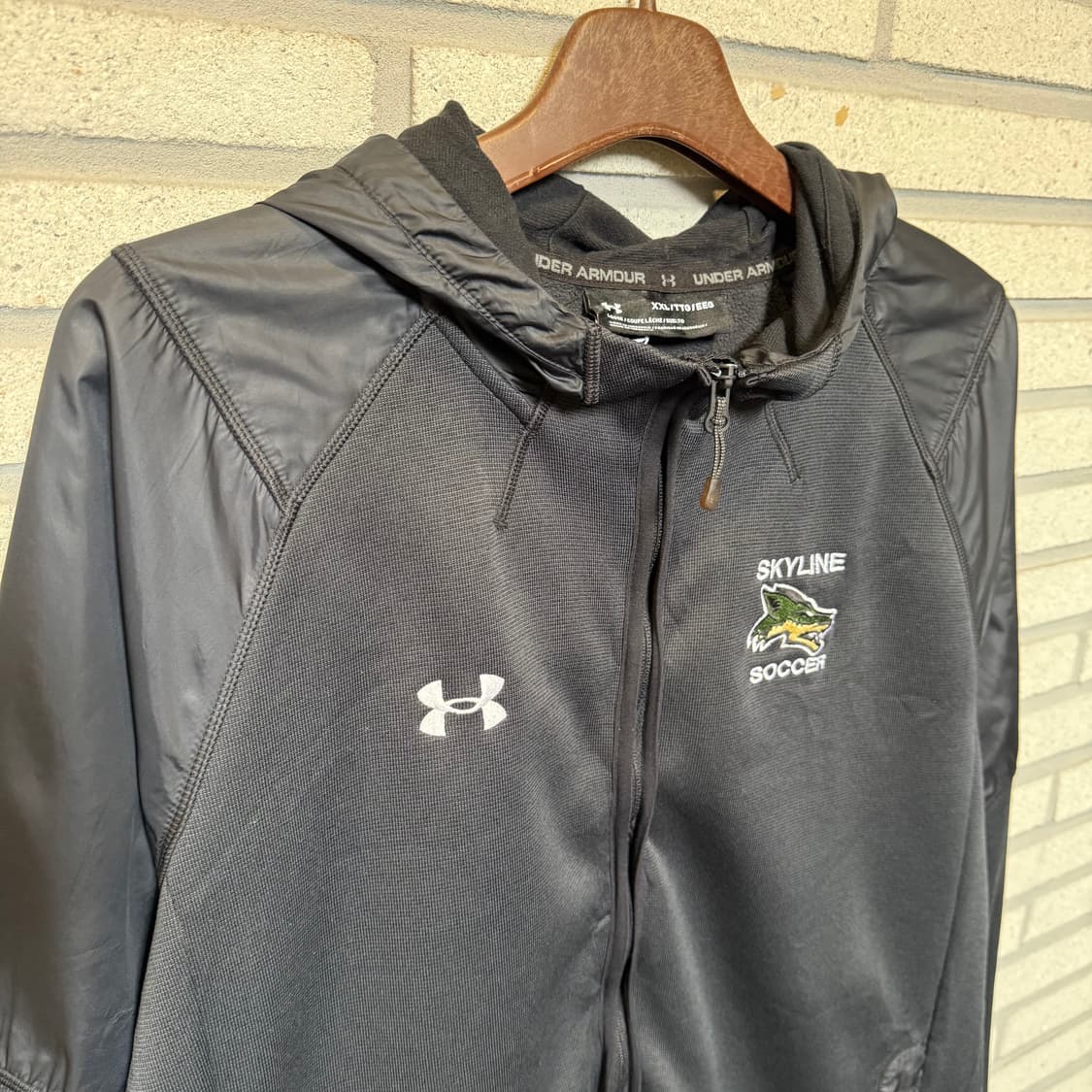 언더아머 스카이라인 싸커 늑대 자수 후드집업 블랙 컬러  상품이미지3